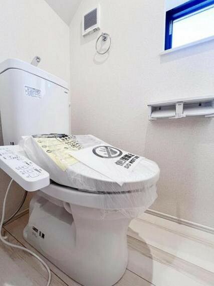 トイレ 快適に使用できる温水洗浄便座付きトイレです。こまめな換気が可能な小窓があります。