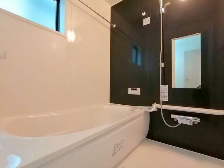 浴室 1坪サイズの浴室は浴槽もゆったりとした広さがあり半身浴にもご利用できます。また、換気と風通しには嬉しい窓も設置しております。■日野市大字日野　新築一戸建て■