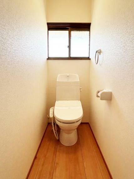 トイレ 【トイレ】トイレは新品に交換しました。公共下水なので衛生的で汲み取り不要です。フローリング重ね張り、天井と壁クロス張替え、建具交換しました。