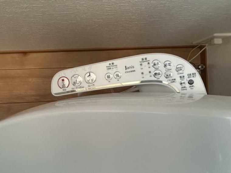 トイレ 手元にリモコンがあり操作しやすいです。