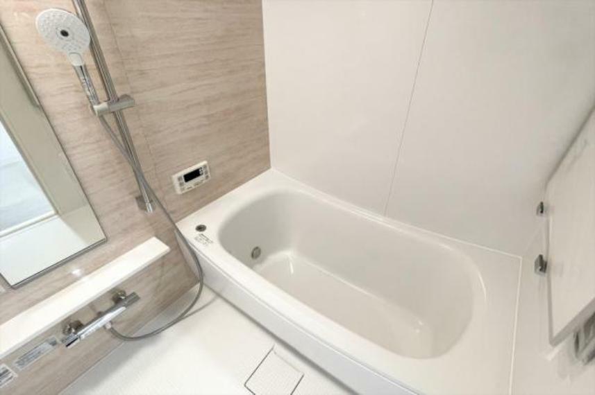 浴室 バスルーム/水回りはナチュラルな色合いのアクセントで清潔感の中にも安らぎを与えます。