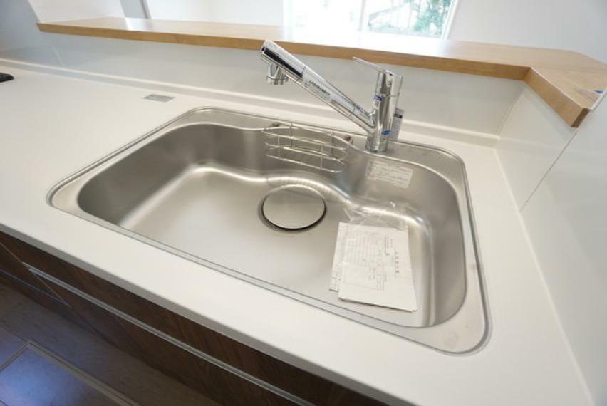 キッチン 大きなお鍋も楽々洗える、幅が広いシンク。 洗剤や石鹸、スポンジもすっきりできる収納付き。