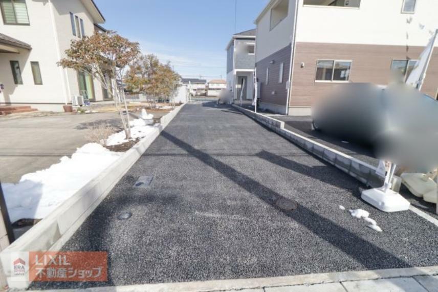 駐車場 【駐車スペース】現地完成写真。ゆったりとした駐車スペースです。