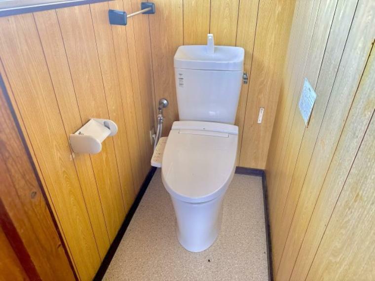 節水型でエコなトイレには、今では当たり前のウォシュレット付き。