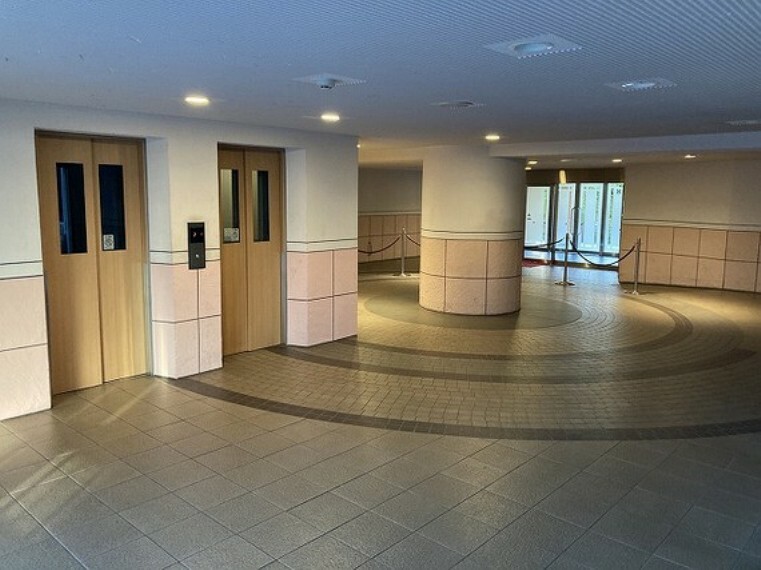 エントランスホール エレベーター2基設置されております。
