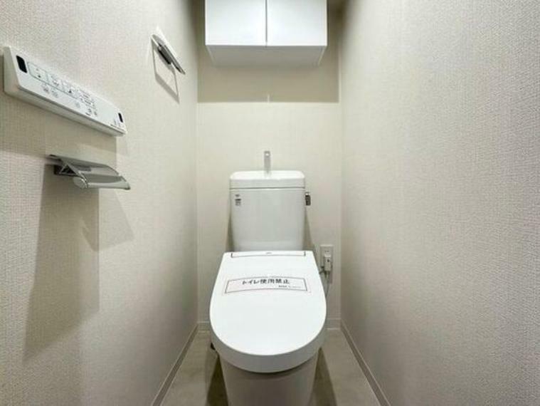 トイレはシャープでシンプルなデザイン。落ち着いた雰囲気のリラックス空間です。