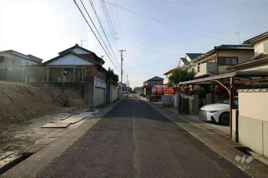 現況写真 物件の北側前面道路（東側から）［2023年12月6日撮影］