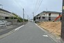 現況写真 物件の北側前面道路（西側から）［2023年10月8日撮影］