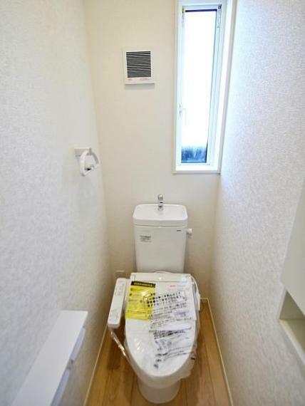 トイレ シンプルな内装のスッキリとしたトイレ