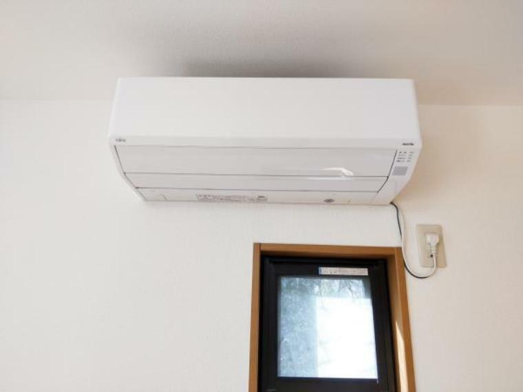 冷暖房・空調設備 （リフォーム済）2階約6帖洋室には富士通ゼネラル製のエアコンを設置しました。追加での設置工事も承っております。お引渡し前に弊社で取付工事を行うことにより住宅ローンでのお支払いも可能です。