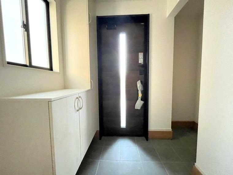 玄関 採光も考えられた明るい玄関です。自動で閉まるタッチキーとTVインターホンが装備されているので、セキュリティーも安心。