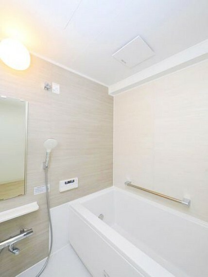 浴室 清潔感のあるホワイトカラーをベースに、一面を木目系にすることで空間を広く開放的に見せる効果があります。また、少し淡い木目系にすることで柔らかくて明るい雰囲気を演出してくれます。