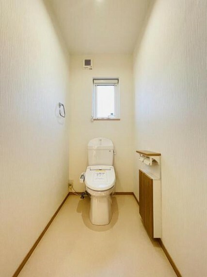 トイレ ゆとりのあるトイレは採光窓が付いていて明るい空間です！