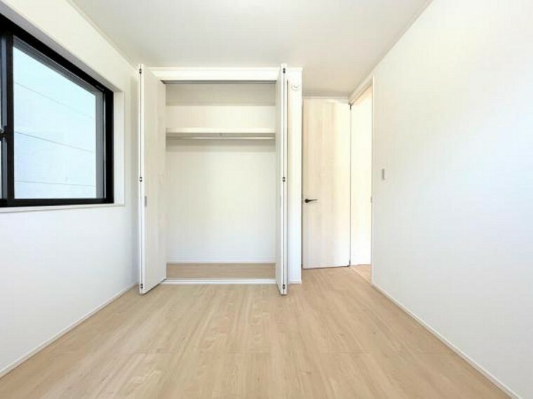 【居室】充分な広さの寝室には、収納スペースもしっかり設けてあります。