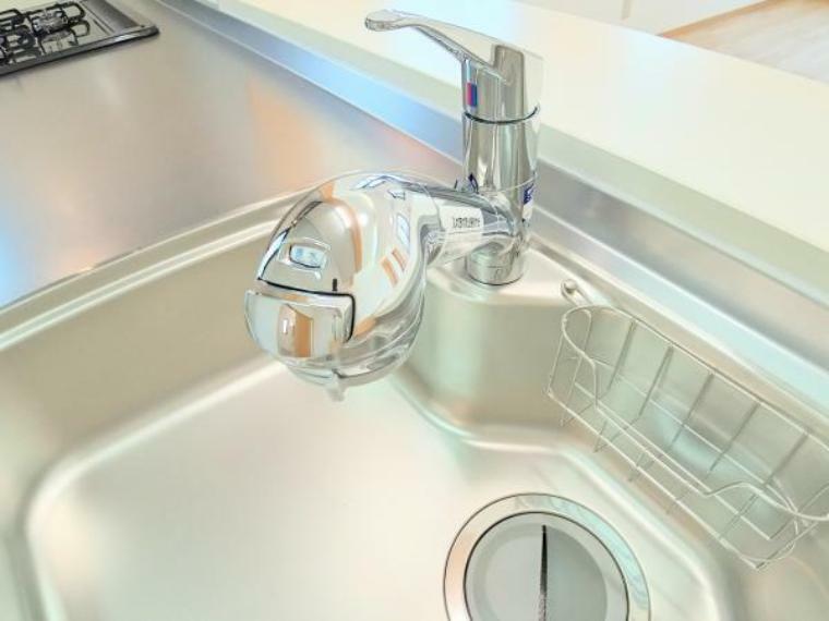（同仕様写真）キッチンの水栓には、専用の浄水カートリッジをセットできるようになっています。いつでもおいしいお水が飲める嬉しい仕様です。（カートリッジは定期的な交換が必要です）