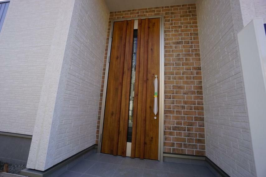 玄関 採光のためのスリットが入った玄関ドア。