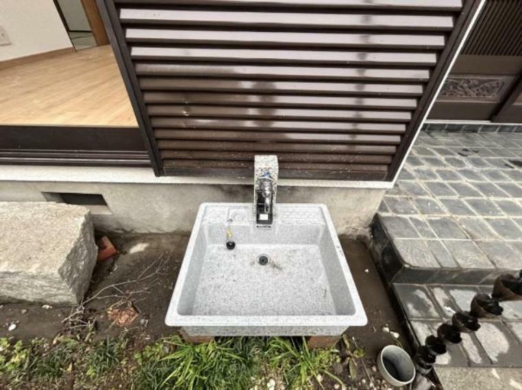 【リフォーム済】庭側の外水栓はシンクを交換いたしました。