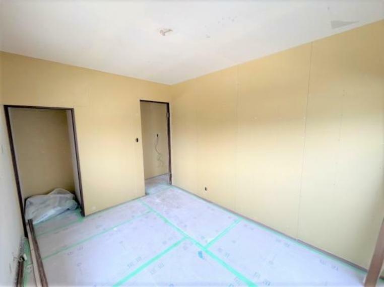 【リフォーム中】2階洋室の写真です。もともと1室のお部屋を2つに分ける予定です。オープンクローゼットも新設します。