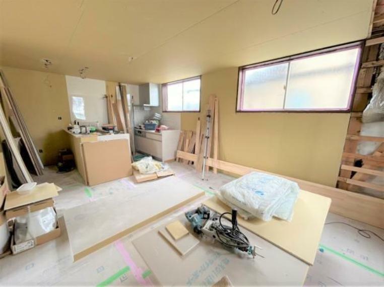 居間・リビング 【リフォーム中】LDKの写真です。こちらのお部屋はもともと店舗として使用されてたため、床はフローリングを張り天井・壁はクロスを張替えイメージを一新させます。