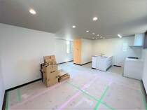 【リフォーム中】LDKの写真です。こちらのお部屋はもともと店舗として使用されてたため、床はフローリングを張り天井・壁はクロスを張替えイメージを一新させます。