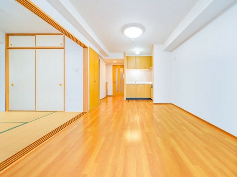 居間・リビング リビング※画像はCGにより家具等の削除、床・壁紙等を加工した空室イメージです。