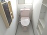 トイレ 収納スペース豊富なトイレ。トイレットペーパーのストックやお掃除道具などもスッキリ片付きそうですね！