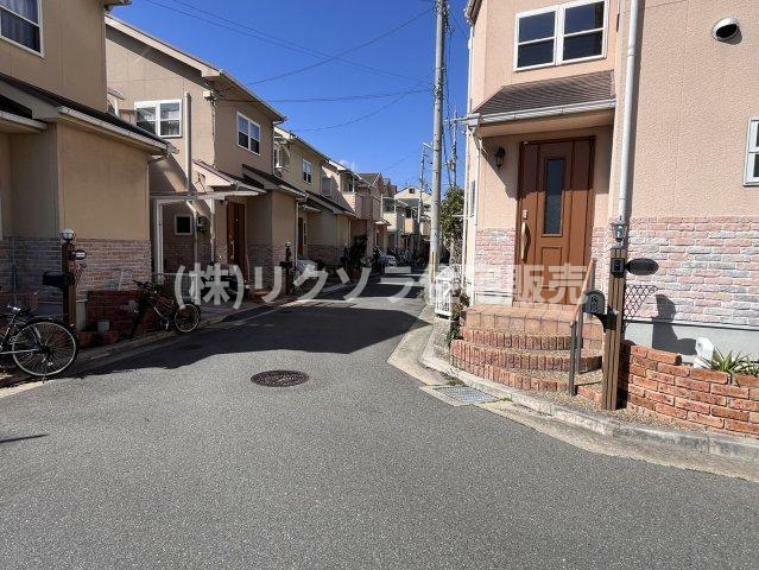 現況写真 前面道路を含む現地写真　東南西三方公道 ■物件内覧・資金計画相談・住宅ローン相談、リフォーム相談、お問合せ受付中■ ※当日・翌日のご内覧、ご相談はお電話でのお問合せがスムーズです！