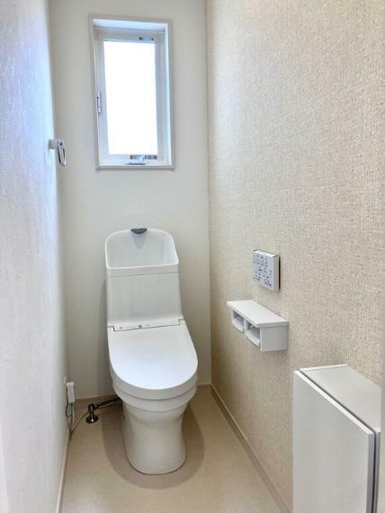 トイレ 超節水＋節電機能!!フチがない便器なのでお手入れ手間なし、ノズルシャッターがついて清潔に保てます。
