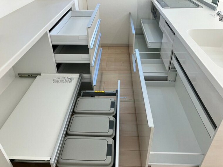 収納 キッチン収納はキッチンパネルと同色で統一感があります。収納たっぷり。