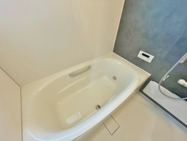 浴室 ～一日の疲れを癒す空間～ユニットバスのアクセントパネルは、癒しの茶系、脚を伸ばして湯に浸かり心と体を労わって下さい。