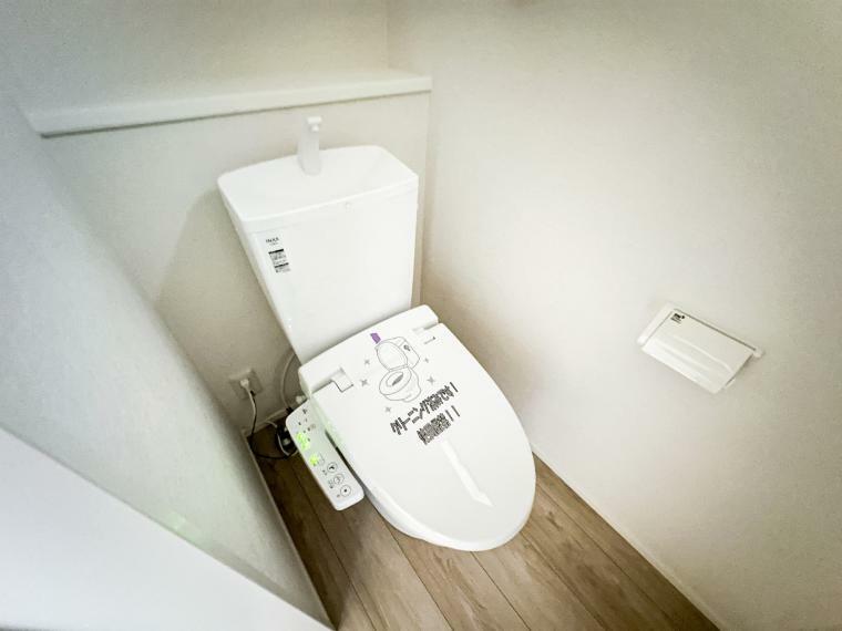 トイレ トイレ・ウォシュレット付。快適で衛生的な洗浄機能付温水シャワートイレです。　収納や手すりもついてます。