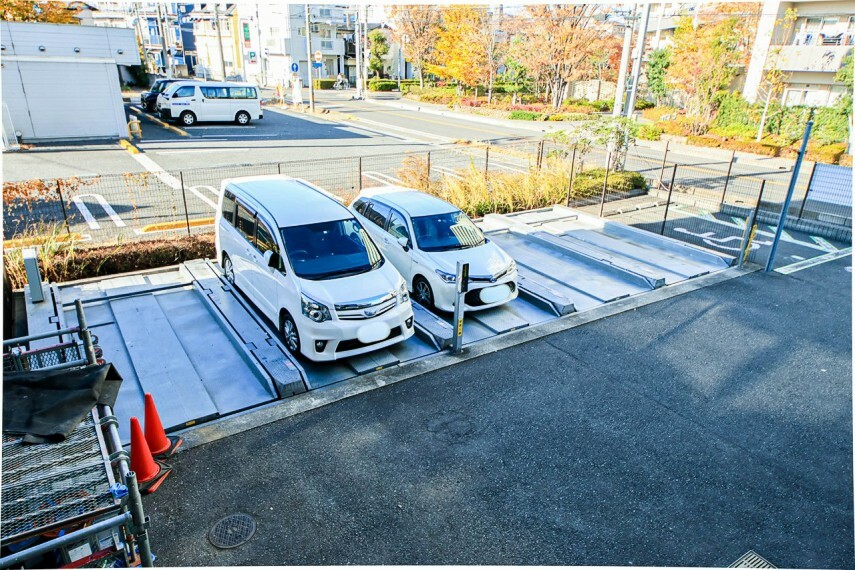 駐車場 【駐車場】毎日の生活にマイカーが必須という方は、購入を検討する際、駐車場があることは大事な条件です。毎日の通勤や家族の送迎、買い物やお出かけなどクルマのある暮らしを満喫したい方は要チェック。