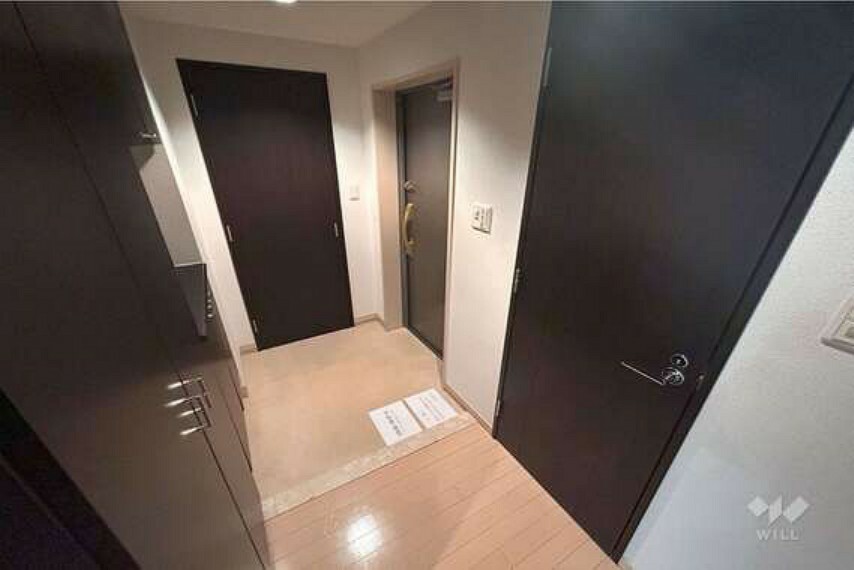 【玄関】玄関からリビング部分が直接見えないようになっており、プライバシー性の高いプラン。