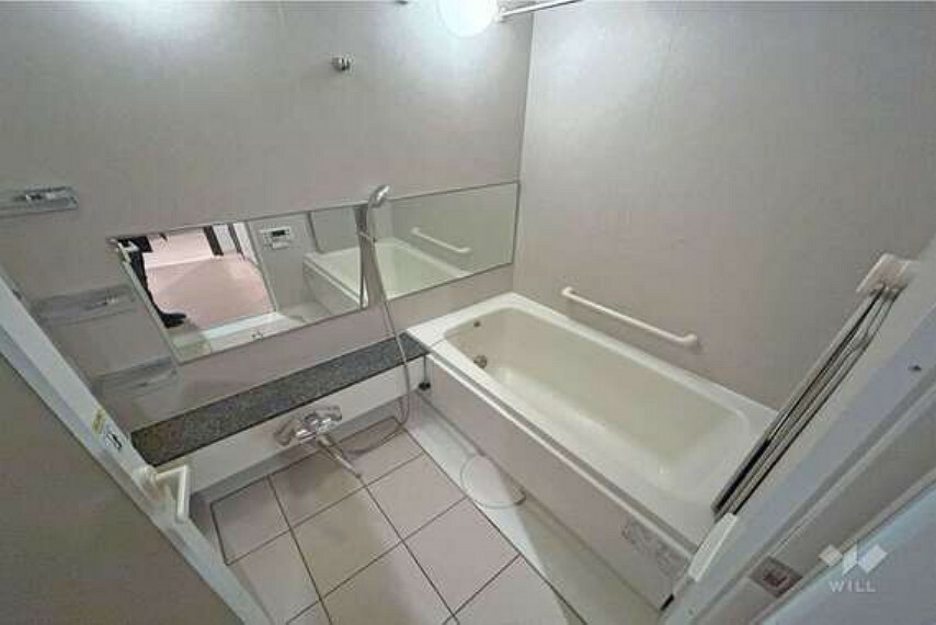 浴室 【浴室】ゆったりとしたユニットバス。足を伸ばして日々の疲れを癒していただけます。