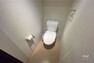 トイレ 【トイレ】白基調の清潔感溢れる個室空間です。トイレットペーパーホルダーの上に携帯などを少し置くこともできます。