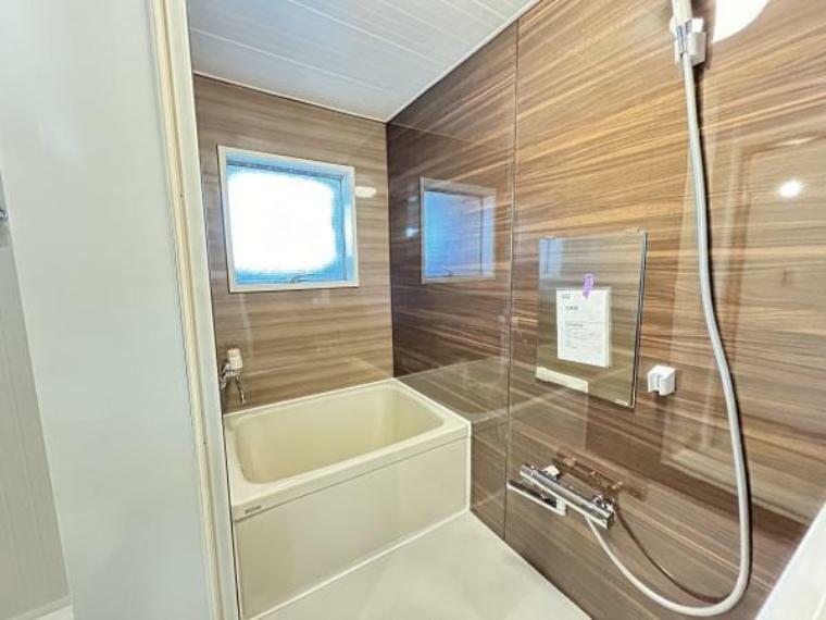 【ユニットバス新規交換】新品のお風呂で気持ちよく一日の疲れも取れそうですね！浴槽とシャワースペースがしっかりと分かれています。長方形型に広いバスルームです！