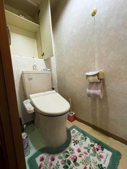 吊戸棚付きのトイレです。2011年にトイレと床を交換しております。