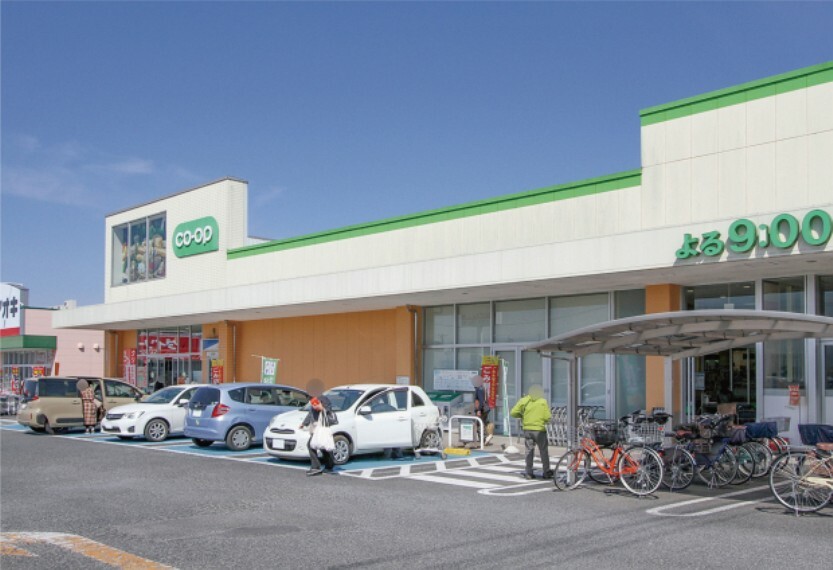 スーパー 現地から700m（最長）　コープ鶴田店　産直の新鮮な農産物を中心に、生活に必要な商品を多彩に取り揃えたスーパーです。
