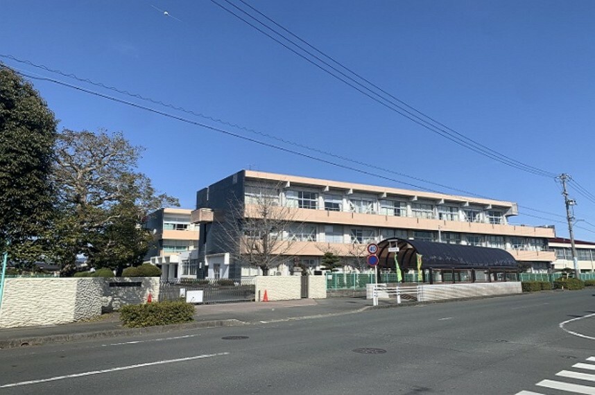 小学校 現地から1200m（最長）　袋井市立袋井北小学校　児童数975人（令和5年6月5日時点）