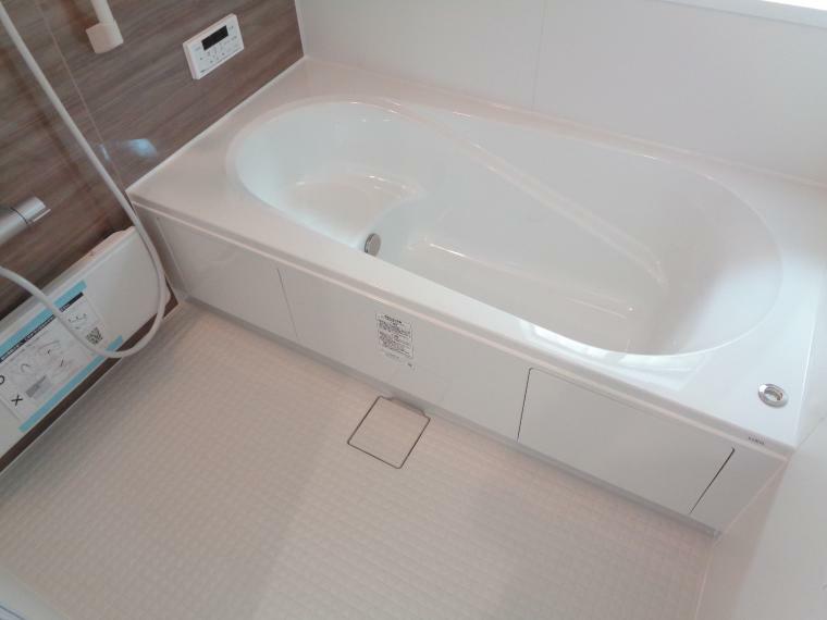 浴室 広々バスルームは足をのばせてファミリーでもご入浴可能です！追い焚き機能や浴室暖房もあります！