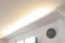 【高級感のあるホテルライクな間接照明】  天井を優しく照らす、間接照明を設置。天井が高く感じられる効果があるほか、高級感のあるホテルライクな空間を演出してくれます。※号棟により設置される場所は異なります。