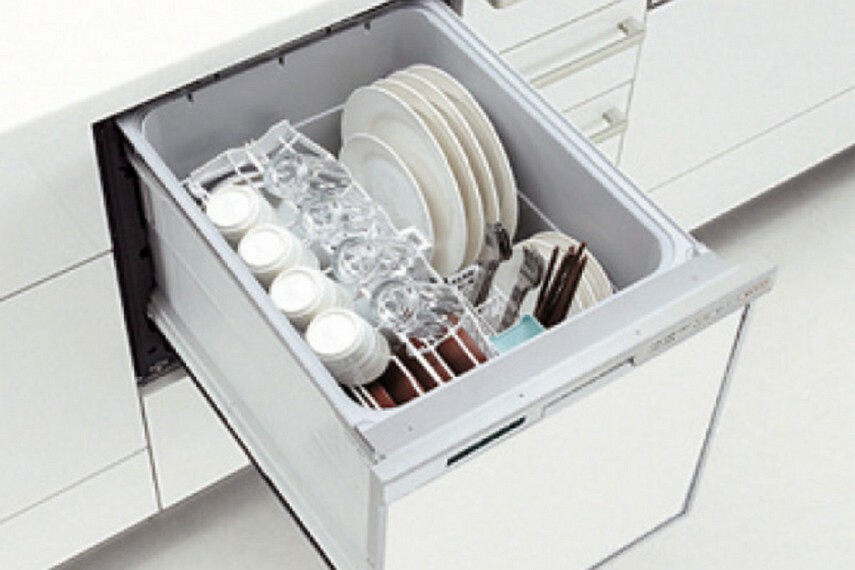 【食器洗い乾燥機】  食事の後片付けをサポートしてくれるビルトインタイプの食器洗浄乾燥機が標準装備。家事の時間短縮になるだけでなく、手洗いに比べて大幅に節水できる省エネタイプを採用しています。