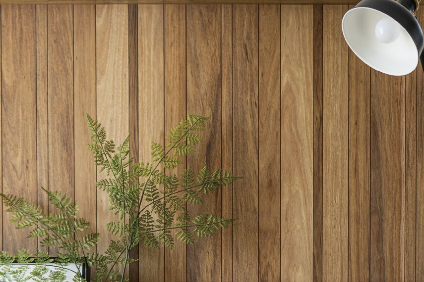 居間・リビング 【朝日ウッドテック the wall】  空間に個性豊かな表情を作り出す朝日ウッドテックの「the wall」をリビング壁の一部に採用しました。家にいながら木のぬくもりを全身で感じることができます。