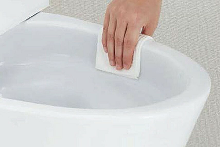 【お掃除しやすいフチなし形状】  奥も手前も便器のフチを丸ごとなくし、サッとひと拭きできるフチなし形状のトイレです。毎日のお掃除がラクラクできて、いつでもキレイなトイレ空間を保つことができます。（※イメージ）