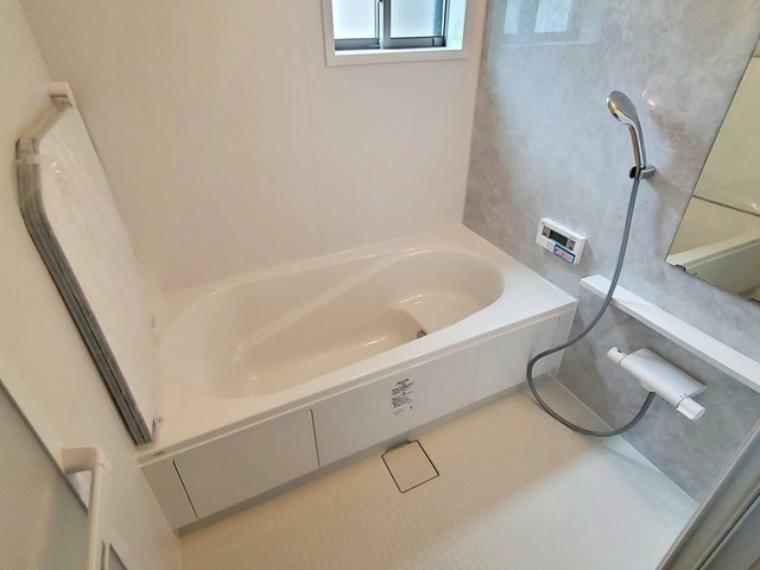浴室 【浴室】 防水性や保温性に優れたシステムバスルーム！洗い場と脱衣所の段差が少なくバリアフリー