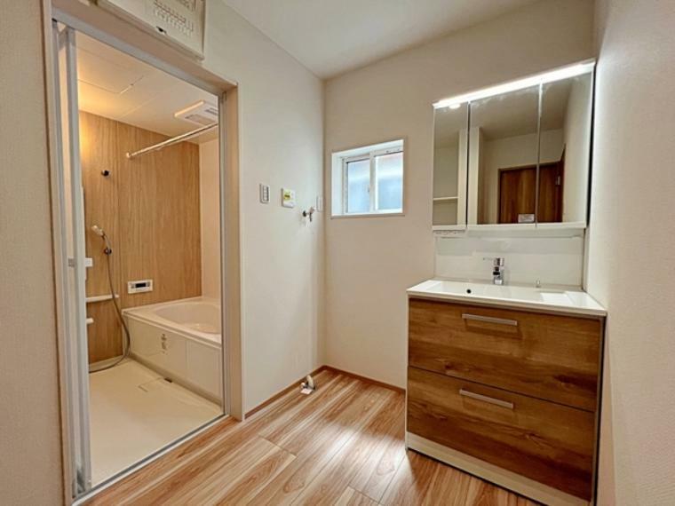 脱衣場 リビングと廊下をひとつに結ぶ2WAYの洗面所。スマートな動線で家事も効率的！