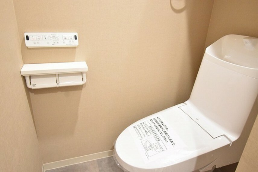 トイレにはウォシュレット機能を標準装備。【写真は令和5年12月8日撮影】