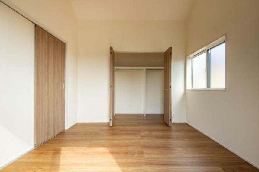 洋室 ■洋室■　勾配天井で開放感を感じる5.25帖の居室。クローゼット収納を備え、毎日使いやすいお部屋です
