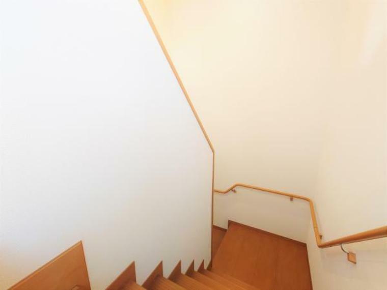 現況写真 【リフォーム完成】2階からの階段の写真です。幅の広いつくりになっております。