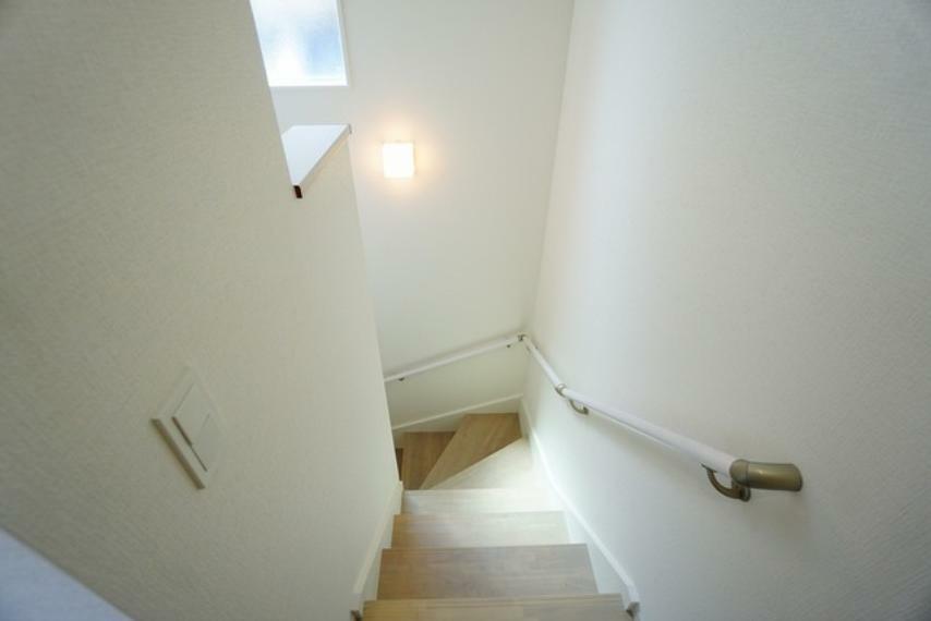 ご年配の方でも安心できる、手すり付き階段です＾＾段差も低めで設定されてますので安全性にも優れてますね＾＾